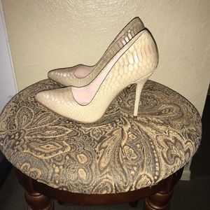 Snake skin print pumps